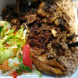 Oxtails with peas & rice with salad and plantains Oxtails with peas & rice with salad and plantains