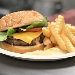Uala Leaf Cafe - Cheeseburger w/fries