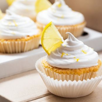 Simply Cupcakes - lemon cupcakes with white frosting and lemon wedges - Cupcakes Near Me Simply Cupcakes - lemon cupcakes with white frosting and lemon wedges - Cupcakes Near Me