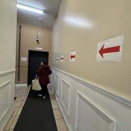Signs to elevator