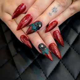 Beautiful black roses paired with a dark, sultry red for Valentine's Day! Beautiful black roses paired with a dark, sultry red for Valentine's Day!