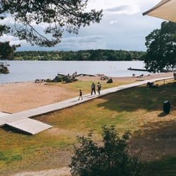 Solbrännan Serverings - Strandpromenad längs Trälhavet