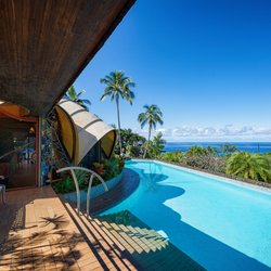The Onion House, Hawaii - Covered walkway and steps leading into the pool