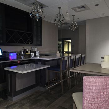 Hampton Inn Norwich - Mila's Lounge (bar within the hotel) - Hotels Near Me - Norwich, Connecticut Hampton Inn Norwich - Mila's Lounge (bar within the hotel) - Hotels Near Me - Norwich, Connecticut