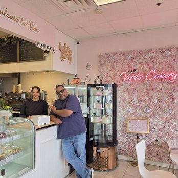 Vere’s Cakery - Pic with the Owner and Baker... amazing customer service. - Desserts Near Me - South Gate, California