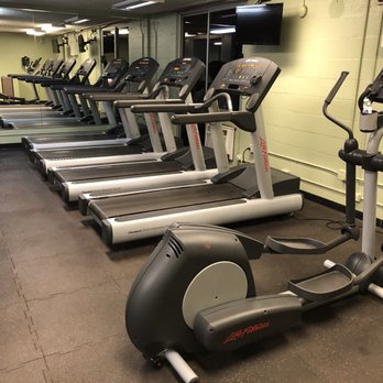 Moanalua Hillside - More like LESS THAN 800 square foot gym. Old, dirty, stink, & never cleaned - Apartments Near Me - Honolulu, Hawaii