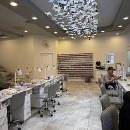 The salon is large and well kept!