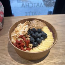 Tropé - Açai bowl with fruits on top