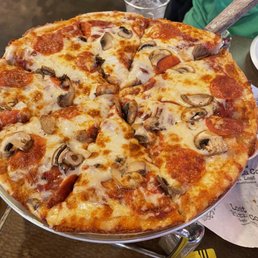 Mushroom pepperoni pizza