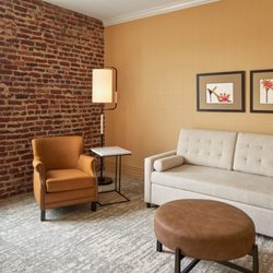 Craddock Terry Hotel, Lynchburg, a Tribute Portfolio Hotel - Junior Suite Living Area