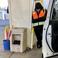 ARCO - Attendant more interested in his cell instead of helping customers!