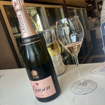 Fizz Champagne & Bubbles Bar - Champagne Bars Near Me - Sacramento, California