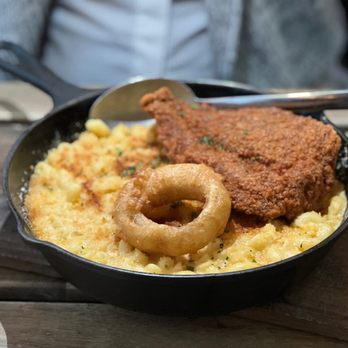 Tanner Smiths - Truffle Mac Cheese with spicy chicken - Cocktail Bars Near Me - New York, New York