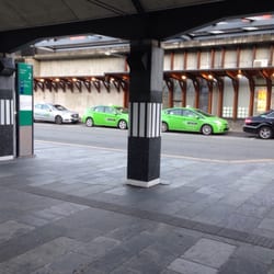 Sandvika stasjon - Taxiene står klare på utsiden.