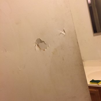 Mountain View Inn - Bathroom doors with holes in it - Hotels Near Me - Chattanooga, Tennessee