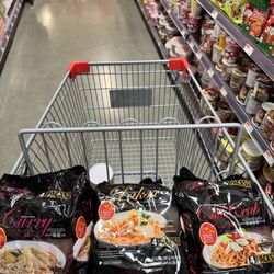 Metro Supermarket - Buying these favorites