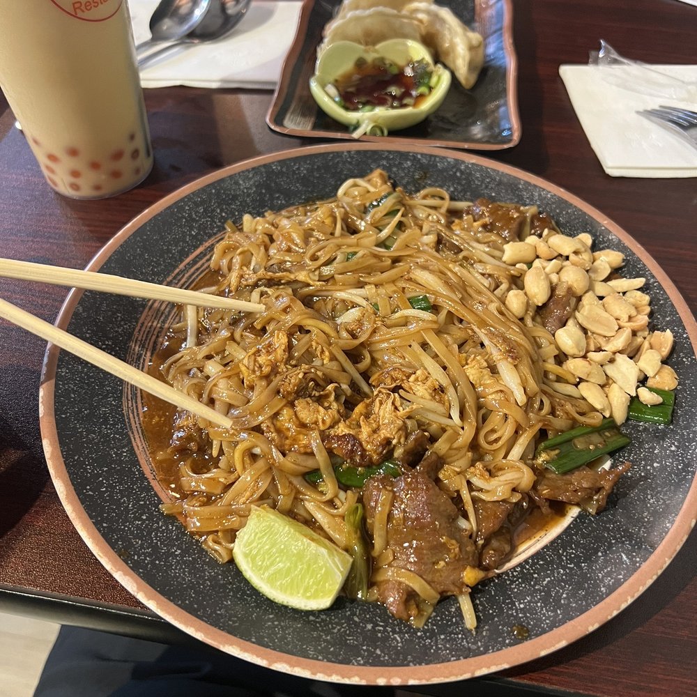 Good Chef Restaurant - Pad Thai Noodles with beef - Asian Fusion Near Me - Miami, Florida Good Chef Restaurant - Pad Thai Noodles with beef - Asian Fusion Near Me - Miami, Florida