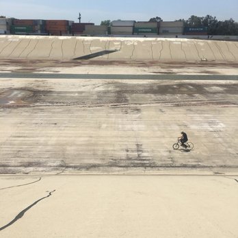 LA River Bike Path - Lol ... ooookkkk (riding a bike with no rear tire just rim) - Parks Near Me
