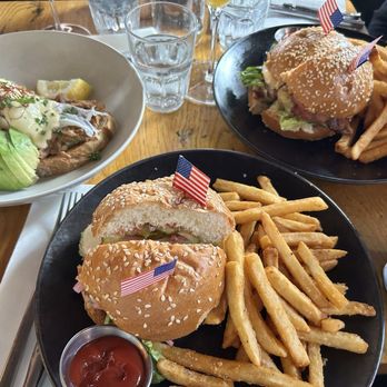 Hole In The Wall - Pulled Pork Benedict, Big Cheezy, and OG Beef Burger - Australian Near Me - Brooklyn, New York