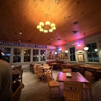 Otto’s Ice House - tables - Bars Near Me - San Antonio, Texas