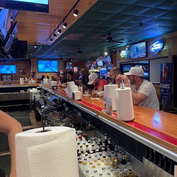 WingHouse Bar & Grill - The crowd on a Friday at 8:37 - Sports Bars Near Me - Wesley Chapel, Florida