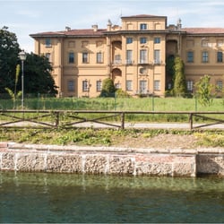 Villa Alari - Retro Villa Alari con in primo piano il naviglio Martesana.