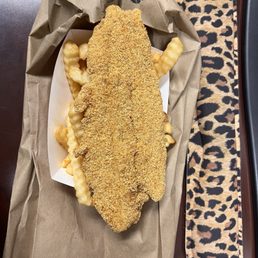 Catfish filet and chips are 10/10 Catfish filet and chips are 10/10