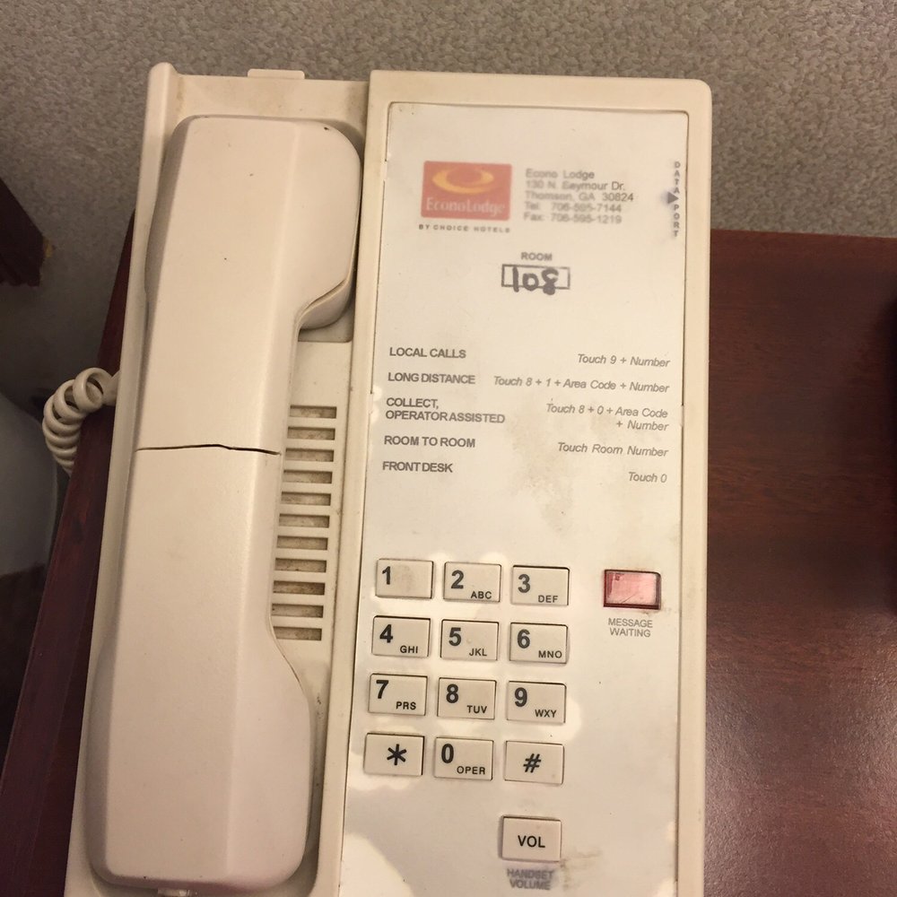 Econo Lodge - Hmmmmm. The phone receiver is cracked in half, the ear rest looks to never have been cleaned! Ear gunk - Hotels Near Me - Thomson, Georgia