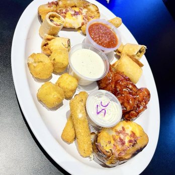 Halftime Pub & Grill - Weekend at Bernie's Sampler Platter - Pizza Near Me - St. Peters, Missouri Halftime Pub & Grill - Weekend at Bernie's Sampler Platter - Pizza Near Me - St. Peters, Missouri