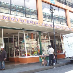 La Violeta Cristaleria - Fachada y entrada al lugar.