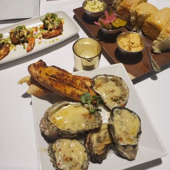 Davis Street at Hermann Park - Oysters and shrimp - New American Near Me - Houston, Texas