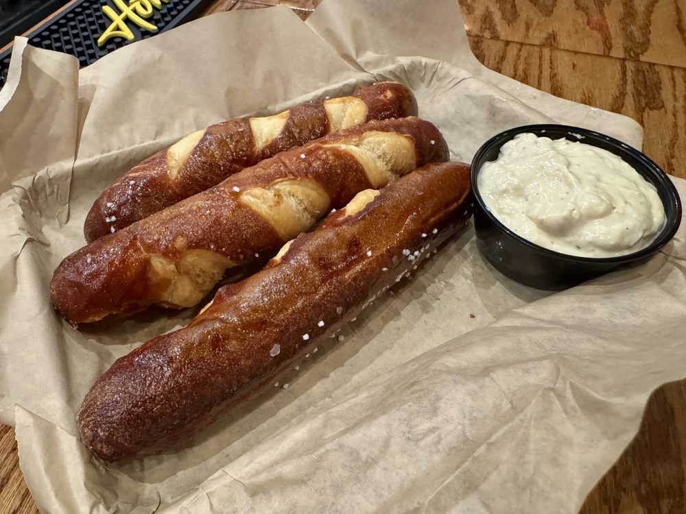 Mr Brews Taphouse Logo