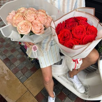 Chateau Bloom - Amazing! Really quickly, and the arrangement looked stylish and beautiful. The flowers were super fresh and my girlfriend loved them. - Florists Near Me - Coral Gables, Florida