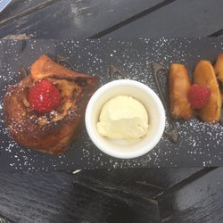 Ethik - Brioche pain perdu aux pommes caramélisées avec sa boule de glace vanille.