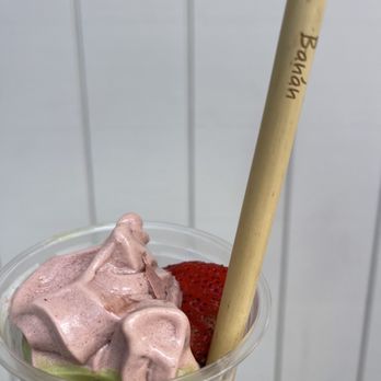 Banan - Kaimuki - Yummy Strawberries - Ice Cream & Frozen Yogurt Near Me - Honolulu, Hawaii