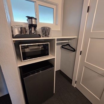 Saltwater Inn - Coffee, fridge, microwave area. - Hotels Near Me - Westport, Washington Saltwater Inn - Coffee, fridge, microwave area. - Hotels Near Me - Westport, Washington