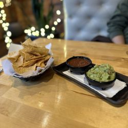 Verde Mexican Nuevo Latin Fusion - Chips, guacamole and salsa