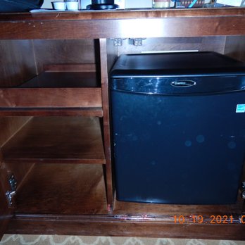 Victorian Inn - Extra shelves & Mini fridge - Hotels Near Me - Monterey, California Victorian Inn - Extra shelves & Mini fridge - Hotels Near Me - Monterey, California