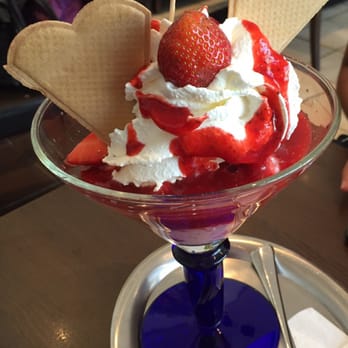 Eiscafe Belmondo - Erdbeer Becher - Ice Cream & Frozen Yogurt Near Me - Dusseldorf, NW