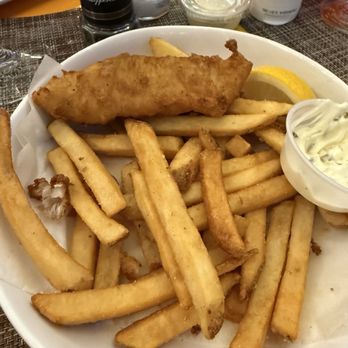Papa's Raw Bar - fish and chips not impressed there were 4 pieces the fish was great the fries not so much - Seafood Near Me - Lighthouse Point, Florida