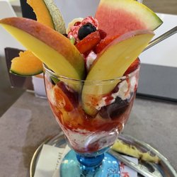Eiscafe Venezia - Fruchtbecher mit Sahne und Eis - GENIAL