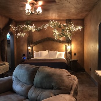 Eureka Springs Treehouses - The twinkle lights over the bed are set on dimmers to adjust the amount of light! - Vacation Rentals Near Me - Eureka Springs, Arkansas