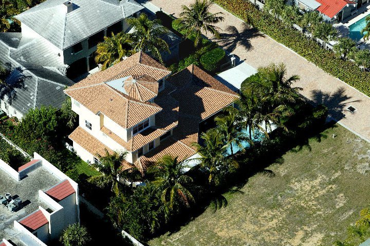 Slide of Leo Roofing & Construction