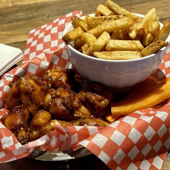 Hurricanes Roadhouse Restaurant - Sports Bars Near Me - Toronto, Ontario