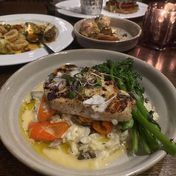 Entourage - American Near Me - Downers Grove, Illinois