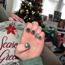 Flawless no chip Christmas themed manicure