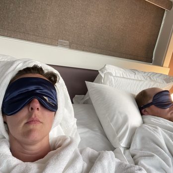 Skyridge Glamping - Comfy bedding, robes, eye masks, slippers and beautyrest remote adjustable bed. - Hotels Near Me - Kananaskis, Alberta