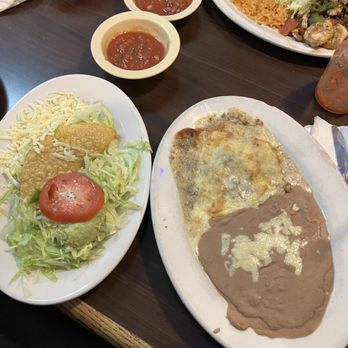 Cocina Fuentes - Lunch Special No.1 Chile relleno, taco, beans and guacamole salada - Mexican Near Me - Monroe, Georgia