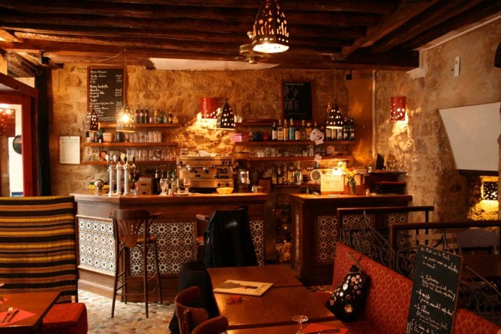 Les Pieds sous la Table