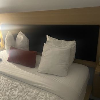 The Live Hotel - Small squared pillows. - Hotels Near Me - Los Angeles, California The Live Hotel - Small squared pillows. - Hotels Near Me - Los Angeles, California